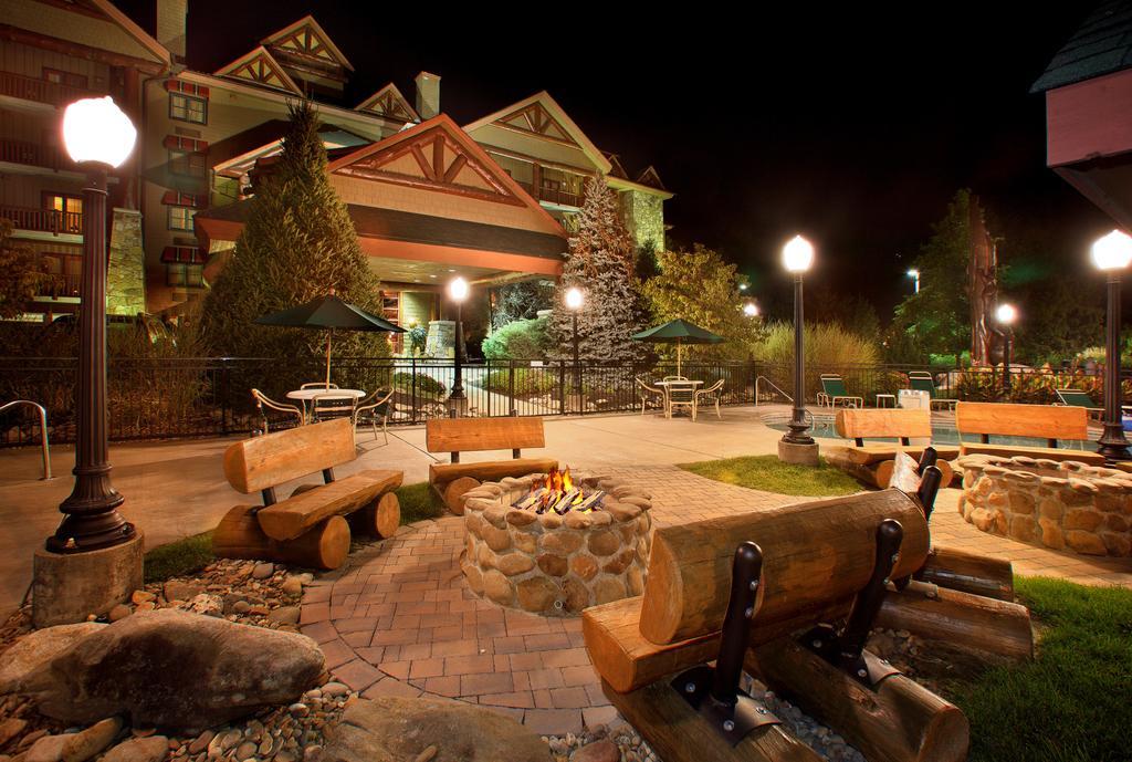 Bearskin Lodge On The River Гетлинбург Екстериор снимка