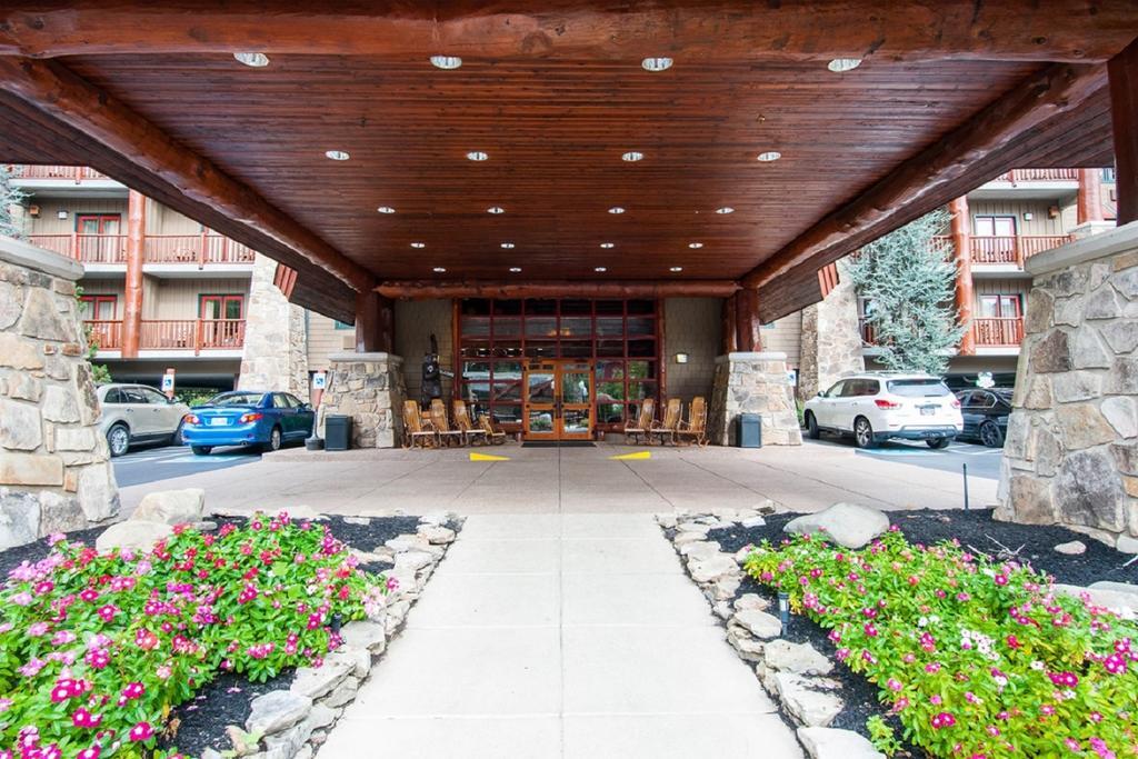 Bearskin Lodge On The River Гетлинбург Екстериор снимка